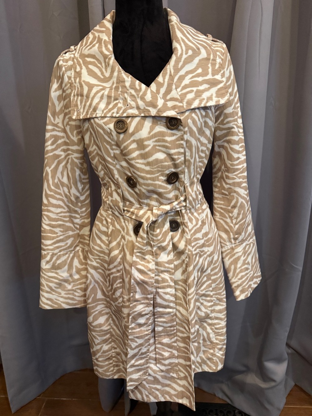 BRAND NEW Guess Neutral Zebra Print Trench Coat with Belt. Back Kick Pleat.